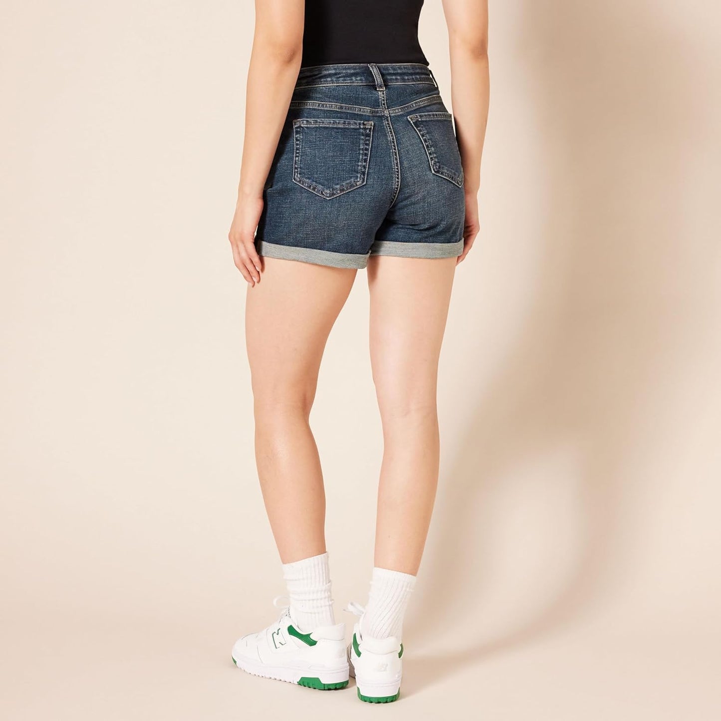 Amazon Essentials Women's Mid-Rise Slim Fit 4" Shorts