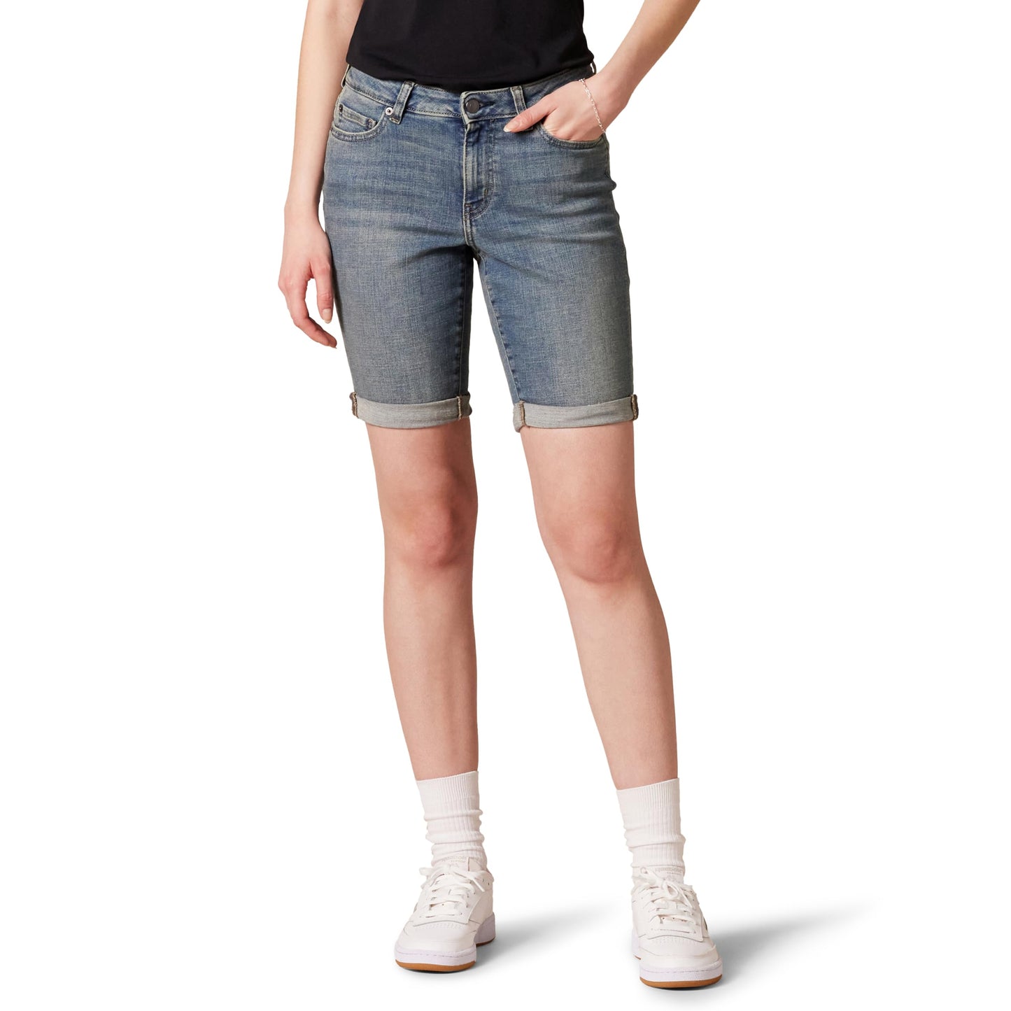 Amazon Essentials Women's Mid-Rise Slim Fit Bermuda Shorts with Pockets