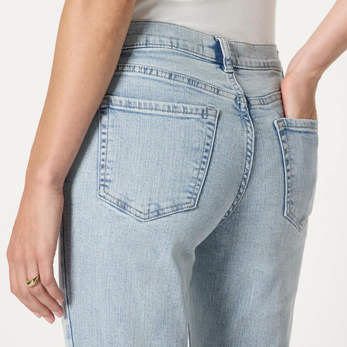 Amazon Essentials Women's Curvy Slim-Fit Mid-Rise Bootcut Jeans